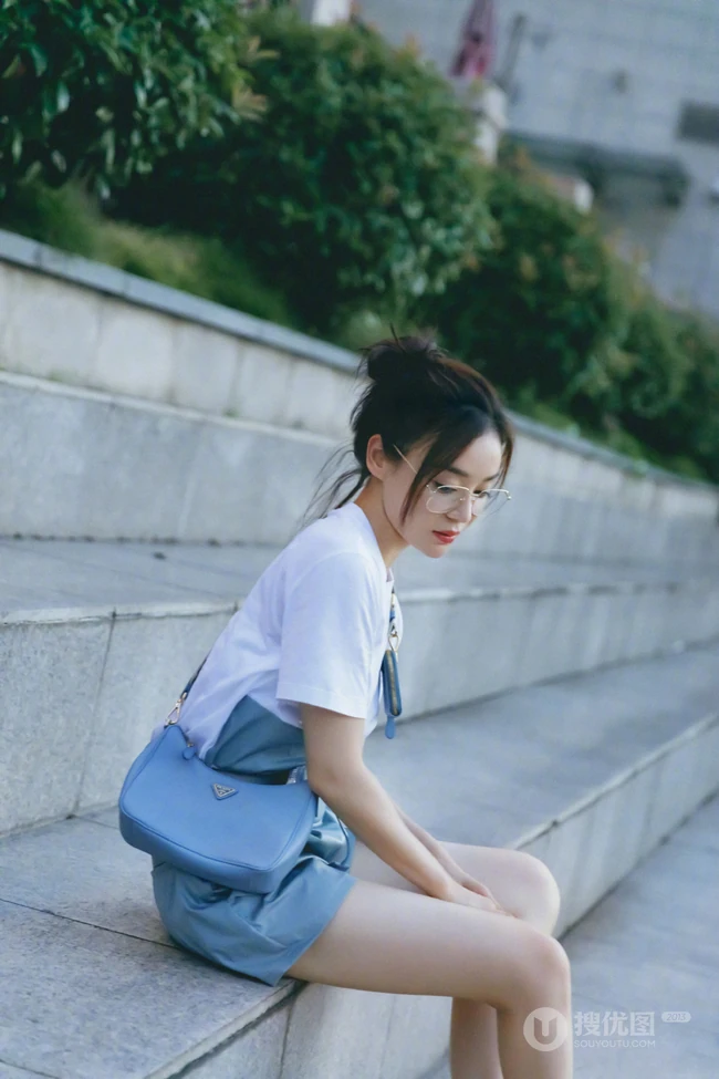 袁姗姗白衫，短裤，戴眼镜造型户外某广场台阶休闲生活照片