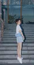 袁姗姗白衫，短裤，戴眼镜造型户外某广场台阶休闲生活照片