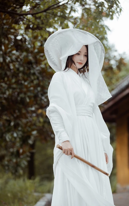 彭小苒仗剑，执扇，拿萧纯白古装造型仙气飘飘写真美照