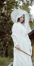 彭小苒仗剑，执扇，拿萧纯白古装造型仙气飘飘写真美照