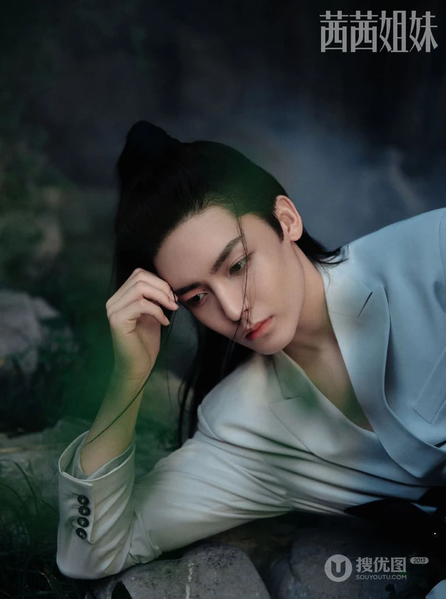 风度翩翩，玉树临风-潇洒美少年侯明昊帅气古装造型写真图片