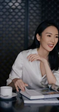 童瑶V领白衫气质如兰写真，静坐桌前，喝咖啡，看杂志，其乐融融