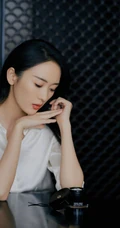 童瑶V领白衫气质如兰写真，静坐桌前，喝咖啡，看杂志，其乐融融