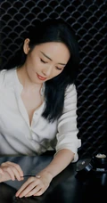童瑶V领白衫气质如兰写真，静坐桌前，喝咖啡，看杂志，其乐融融