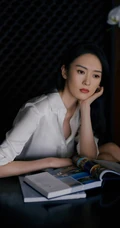 童瑶V领白衫气质如兰写真，静坐桌前，喝咖啡，看杂志，其乐融融
