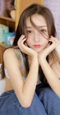 长发柔顺，五官精致的漂亮背带裤背心少女边与零食为伴室内写真