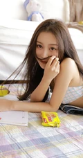 长发柔顺，五官精致的漂亮背带裤背心少女边与零食为伴室内写真