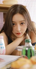 长发柔顺，五官精致的漂亮背带裤背心少女边与零食为伴室内写真