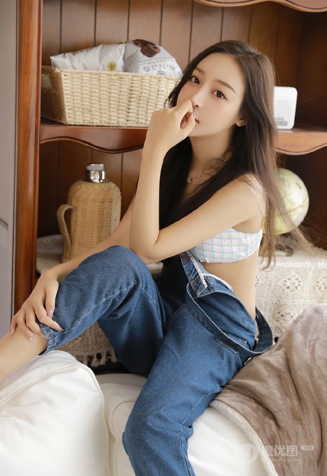 长发柔顺，五官精致的漂亮背带裤背心少女边与零食为伴室内写真