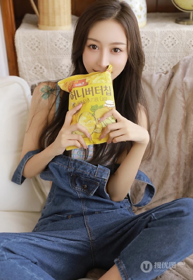 长发柔顺，五官精致的漂亮背带裤背心少女边与零食为伴室内写真