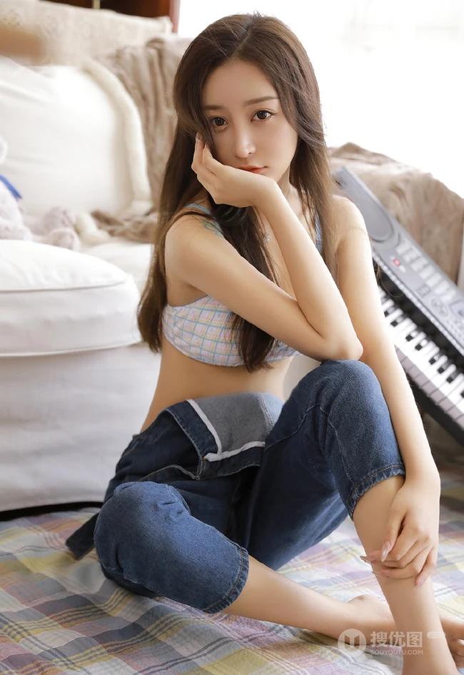 长发柔顺，五官精致的漂亮背带裤背心少女边与零食为伴室内写真