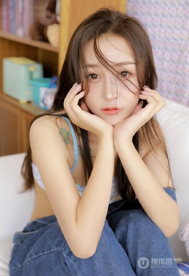 长发柔顺，五官精致的漂亮背带裤背心少女边与零食为伴室内写真