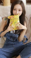 长发柔顺，五官精致的漂亮背带裤背心少女边与零食为伴室内写真