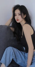 长发，气质，高冷，小脸，女生小姐姐黑色背心牛仔裤沙发写真图片