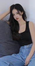 长发，气质，高冷，小脸，女生小姐姐黑色背心牛仔裤沙发写真图片