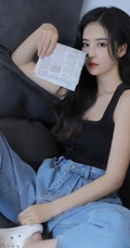 长发，气质，高冷，小脸，女生小姐姐黑色背心牛仔裤沙发写真图片