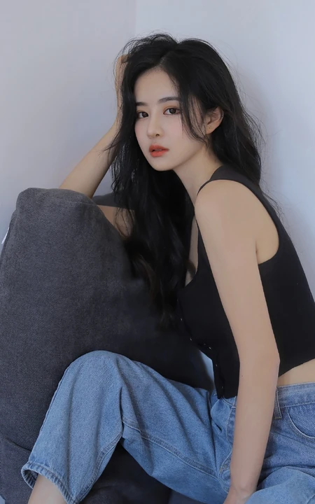 长发，气质，高冷，小脸，女生小姐姐黑色背心牛仔裤沙发写真图片