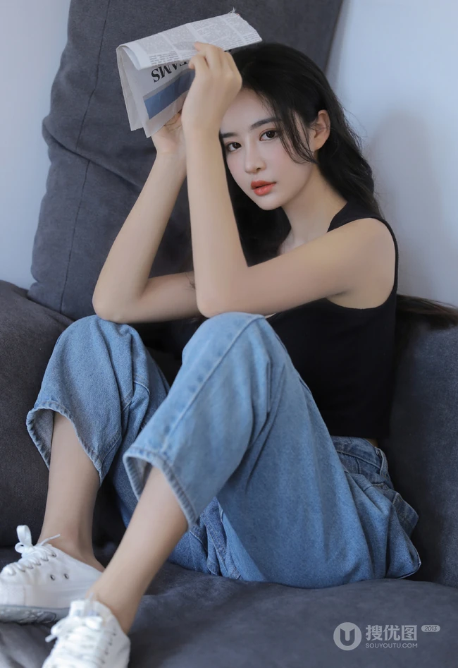 长发，气质，高冷，小脸，女生小姐姐黑色背心牛仔裤沙发写真图片
