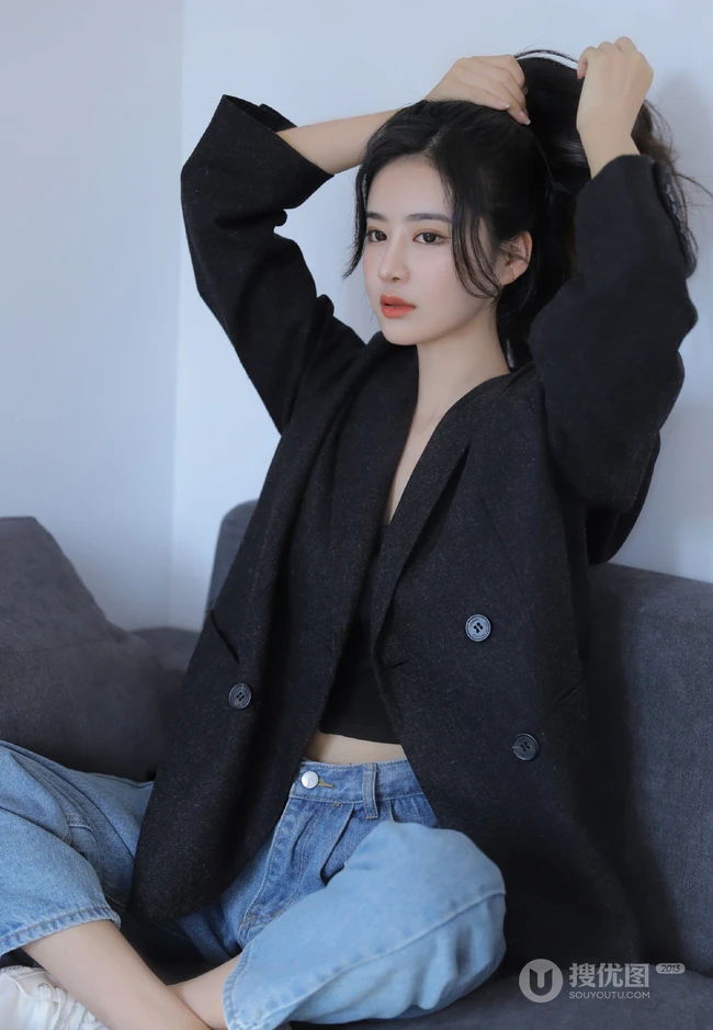 长发，气质，高冷，小脸，女生小姐姐黑色背心牛仔裤沙发写真图片