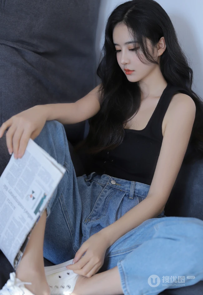 长发，气质，高冷，小脸，女生小姐姐黑色背心牛仔裤沙发写真图片