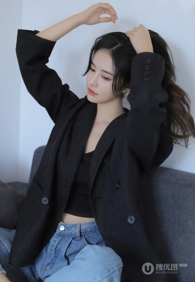 长发，气质，高冷，小脸，女生小姐姐黑色背心牛仔裤沙发写真图片