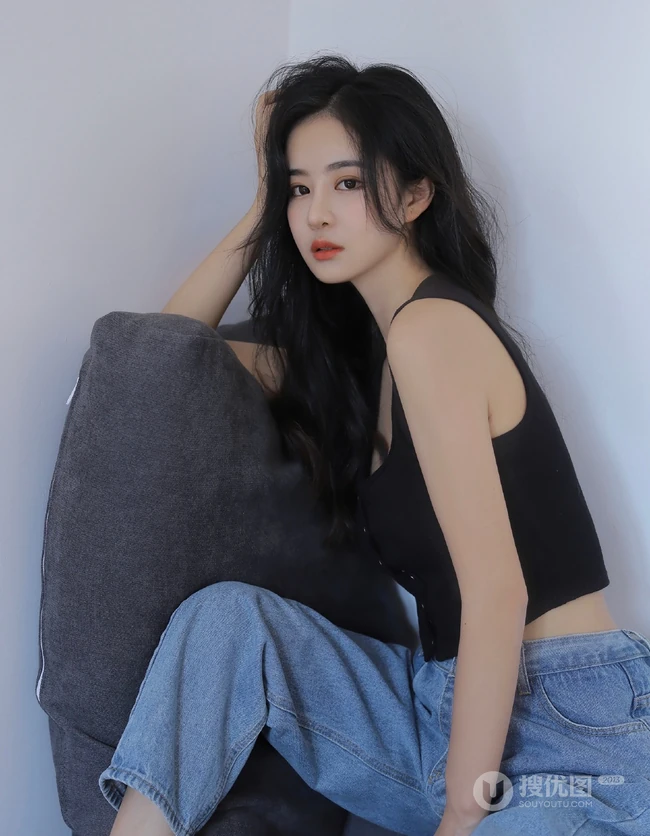长发，气质，高冷，小脸，女生小姐姐黑色背心牛仔裤沙发写真图片