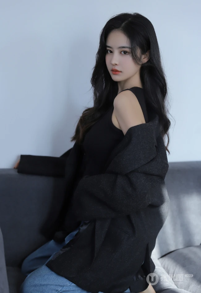 长发，气质，高冷，小脸，女生小姐姐黑色背心牛仔裤沙发写真图片