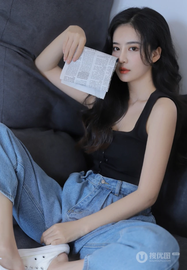 长发，气质，高冷，小脸，女生小姐姐黑色背心牛仔裤沙发写真图片