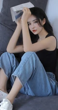 长发，气质，高冷，小脸，女生小姐姐黑色背心牛仔裤沙发写真图片