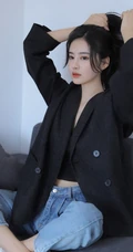 长发，气质，高冷，小脸，女生小姐姐黑色背心牛仔裤沙发写真图片