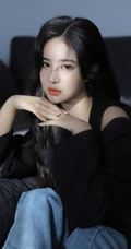 长发，气质，高冷，小脸，女生小姐姐黑色背心牛仔裤沙发写真图片