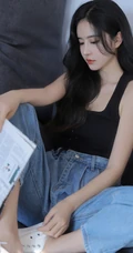 长发，气质，高冷，小脸，女生小姐姐黑色背心牛仔裤沙发写真图片