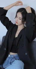 长发，气质，高冷，小脸，女生小姐姐黑色背心牛仔裤沙发写真图片