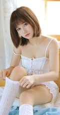 短发，背心，短裤，高筒袜，白皙浅粉漂亮小姐姐室内气质写真图集