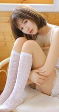 短发，背心，短裤，高筒袜，白皙浅粉漂亮小姐姐室内气质写真图集