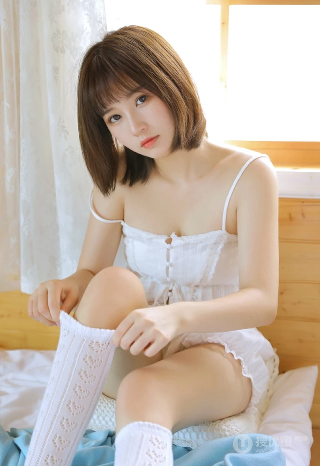 短发，背心，短裤，高筒袜，白皙浅粉漂亮小姐姐室内气质写真图集