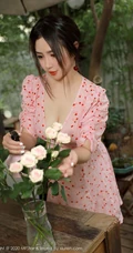 气质匀称身材女生模特蛋糕CakeV领小碎花粉裙院子写真吸睛图片
