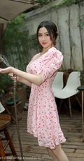 气质匀称身材女生模特蛋糕CakeV领小碎花粉裙院子写真吸睛图片