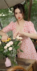 气质匀称身材女生模特蛋糕CakeV领小碎花粉裙院子写真吸睛图片