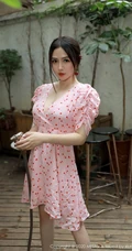 气质匀称身材女生模特蛋糕CakeV领小碎花粉裙院子写真吸睛图片