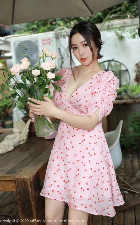 气质匀称身材女生模特蛋糕CakeV领小碎花粉裙院子写真吸睛图片