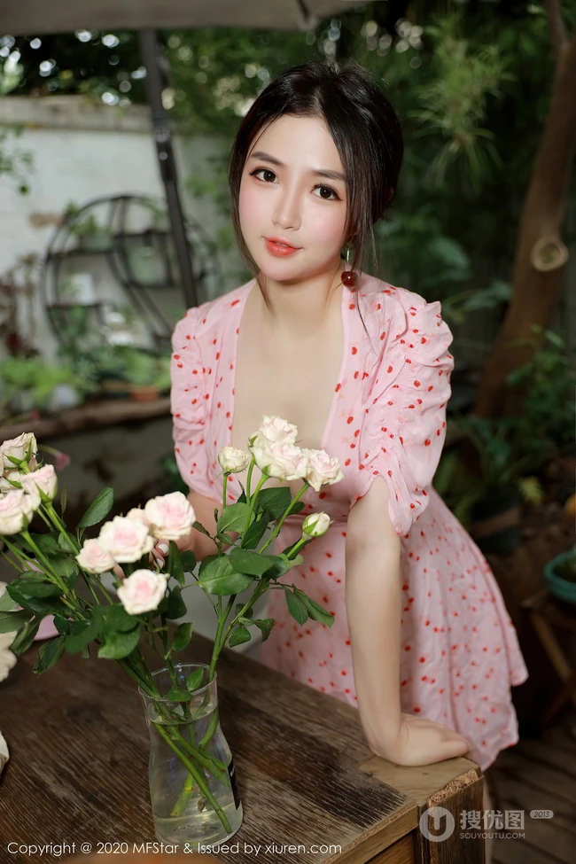 气质匀称身材女生模特蛋糕CakeV领小碎花粉裙院子写真吸睛图片