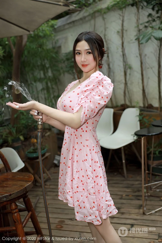 气质匀称身材女生模特蛋糕CakeV领小碎花粉裙院子写真吸睛图片