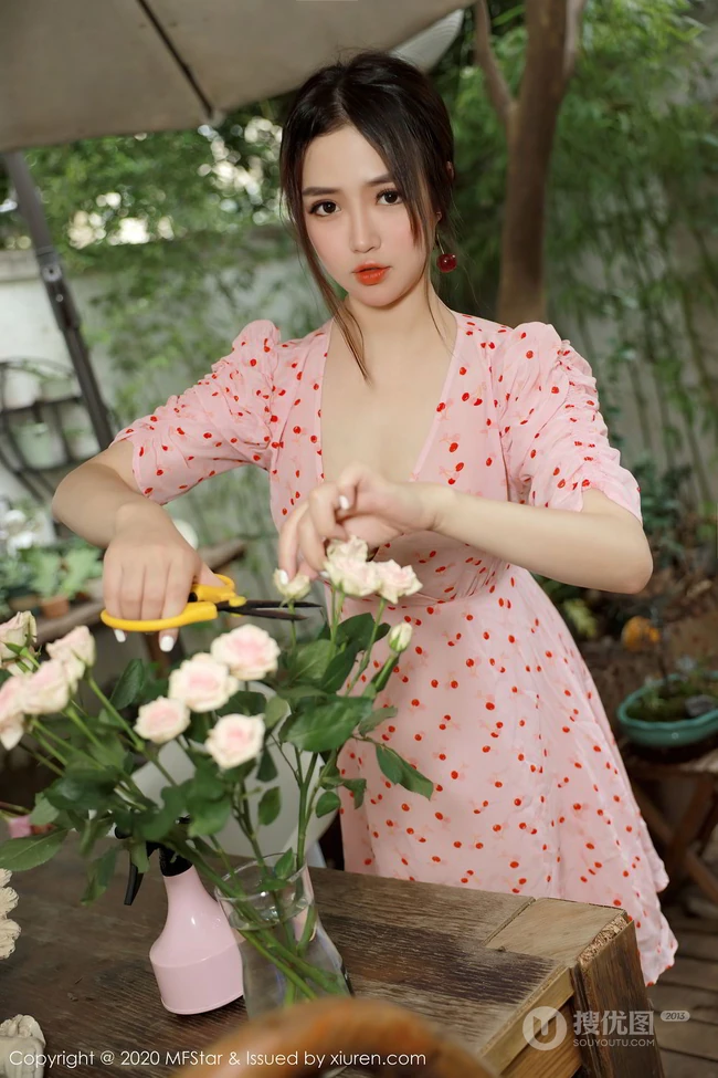 气质匀称身材女生模特蛋糕CakeV领小碎花粉裙院子写真吸睛图片