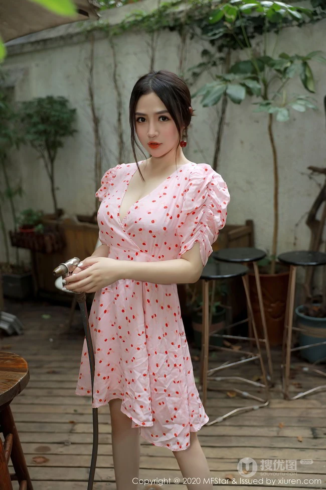 气质匀称身材女生模特蛋糕CakeV领小碎花粉裙院子写真吸睛图片