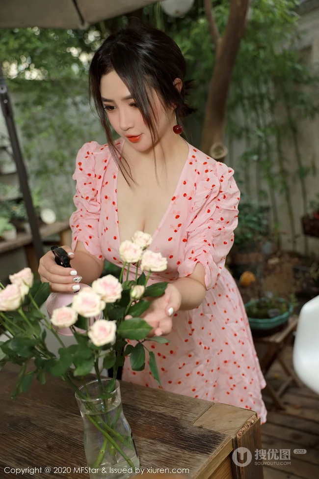 气质匀称身材女生模特蛋糕CakeV领小碎花粉裙院子写真吸睛图片