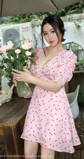 气质匀称身材女生模特蛋糕CakeV领小碎花粉裙院子写真吸睛图片