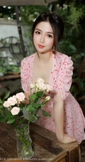 气质匀称身材女生模特蛋糕CakeV领小碎花粉裙院子写真吸睛图片