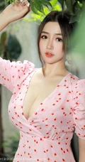 气质匀称身材女生模特蛋糕CakeV领小碎花粉裙院子写真吸睛图片