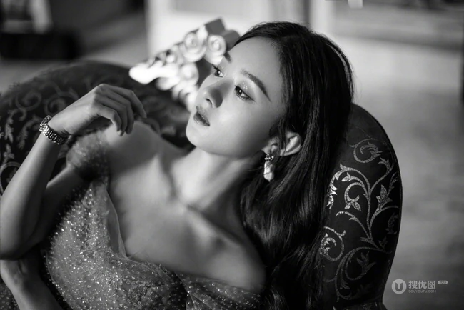 赵丽颖礼裙亮片轻纱长裙有优雅气质写真美照